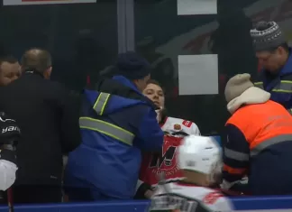 Видео: В матче ВХЛ хоккеисту «Металлурга» порезали шею коньком Видео: В матче ВХЛ хоккеисту «Металлурга» порезали шею коньком