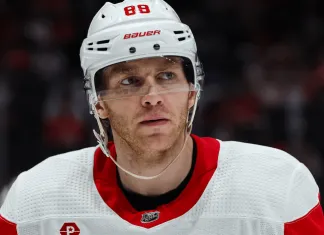 Патрик Кейн определился с клубом НХЛ. Он подписал контракт на $4 миллиона Патрик Кейн определился с клубом НХЛ. Он подписал контракт на $4 миллиона