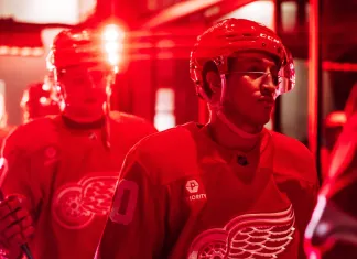 Нападающий «Детройта» стал самым возрастным дебютантом в НХЛ со времён Евгения Медведева Нападающий «Детройта» стал самым возрастным дебютантом в НХЛ со времён Евгения Медведева