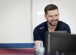 Евгений Кузнецов официально подписал контракт с «Металлургом». Стала известна зарплата хоккеиста в Магнитогорске Евгений Кузнецов официально подписал контракт с «Металлургом». Стала известна зарплата хоккеиста в Магнитогорске