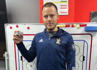 Александр Ходин – о шайбе Дениса Синягина: Надо обладать смелостью, чтобы так метнуть через всю площадку Александр Ходин – о шайбе Дениса Синягина: Надо обладать смелостью, чтобы так метнуть через всю площадку